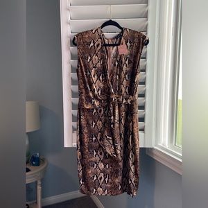 Snake Print STRECH dress adjustable front tie at waist. Zipper back size 1X